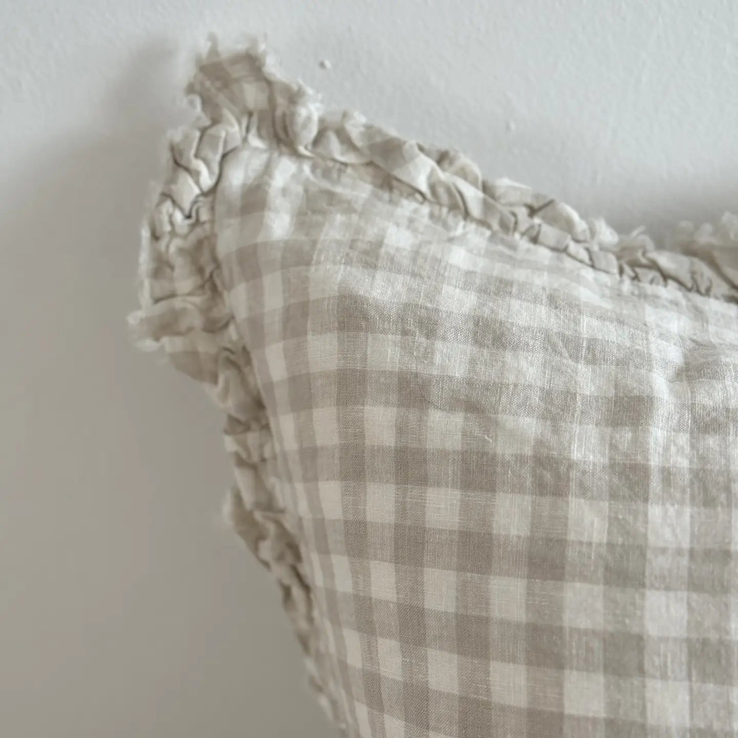 Hallie Kissenbezug aus Leinen mit Rüschen, natürliches Gingham