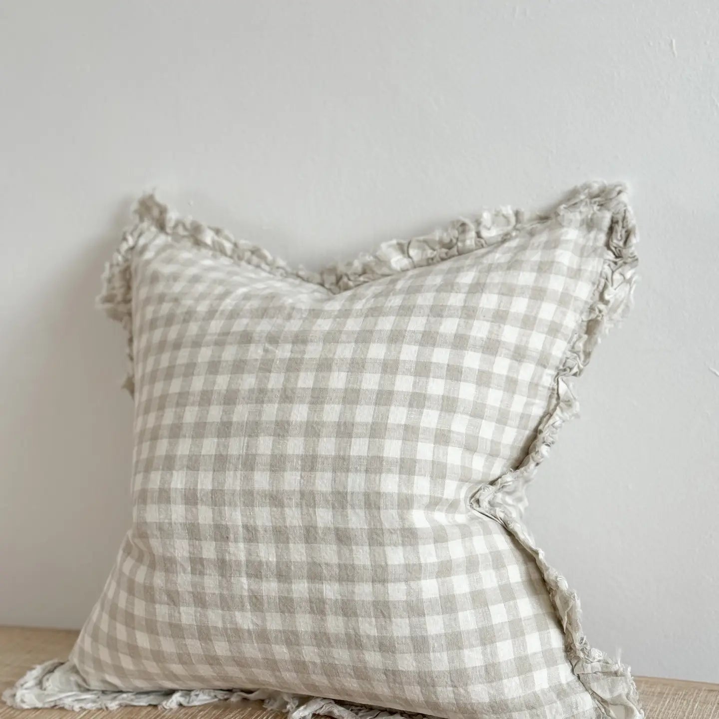 Hallie Kissenbezug aus Leinen mit Rüschen, natürliches Gingham